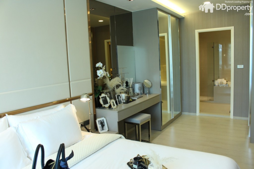 พื้นที่ข้างเตียงสามารถจัดวางโต๊ะเครื่องแป้งได้รวมถึงตู้เสื้อผ้า