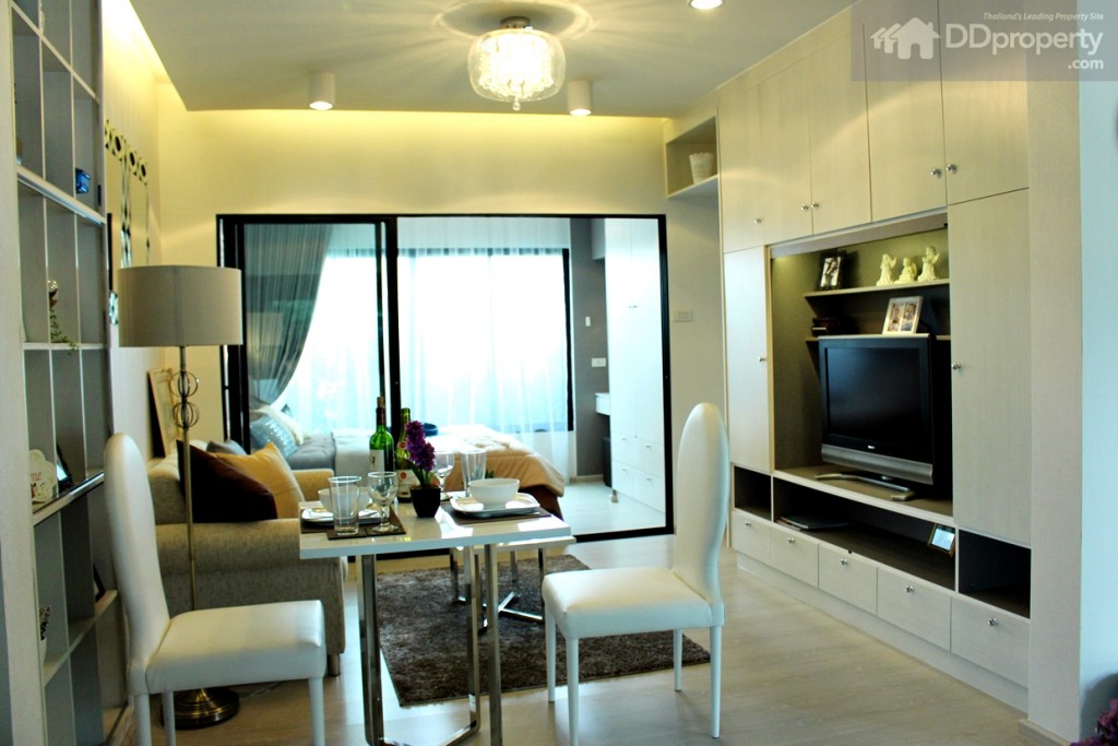 ภายในห้องตกแต่งเน้นสีขาวดูเรียบหรู