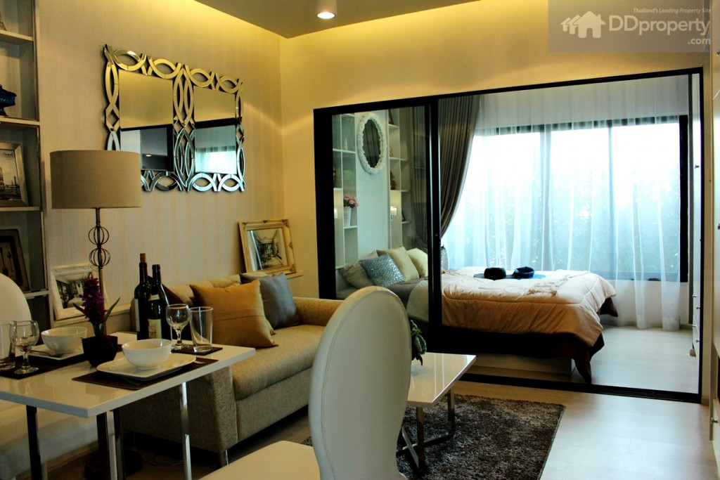 มีฉากกั้นระหว่างห้องนั่งเล่นและห้องนอนอย่างเป็นสัดส่วน