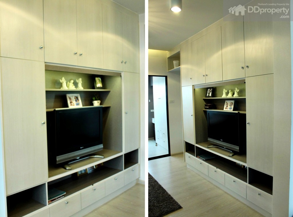 พื้นที่ชั้นวางทีวีแบบบิลท์อินเต็มพื้นที่สูงประมาณ 2.4 เมตร