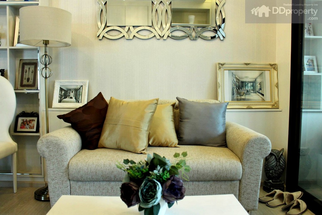 พื้นที่โซฟาอยู่ติดกับห้องนอน