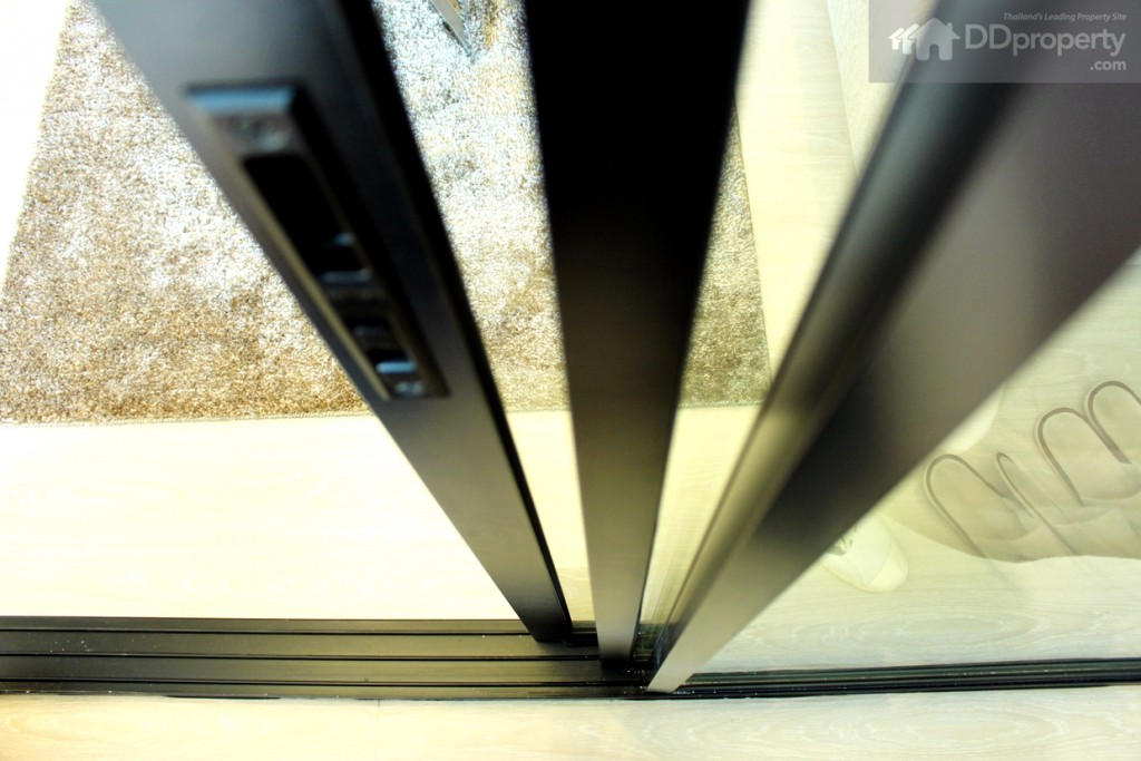 ฉากกันเป็นอะลูมิเนียมดำ 3 ตอน แบบสไลด์