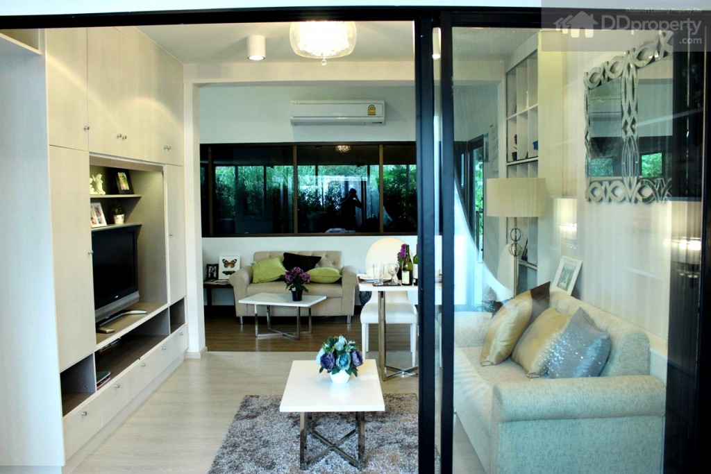 ฉากกั้นแบบ 3 ตอนทำให้ตัวห้องดูเปิดโล่ง