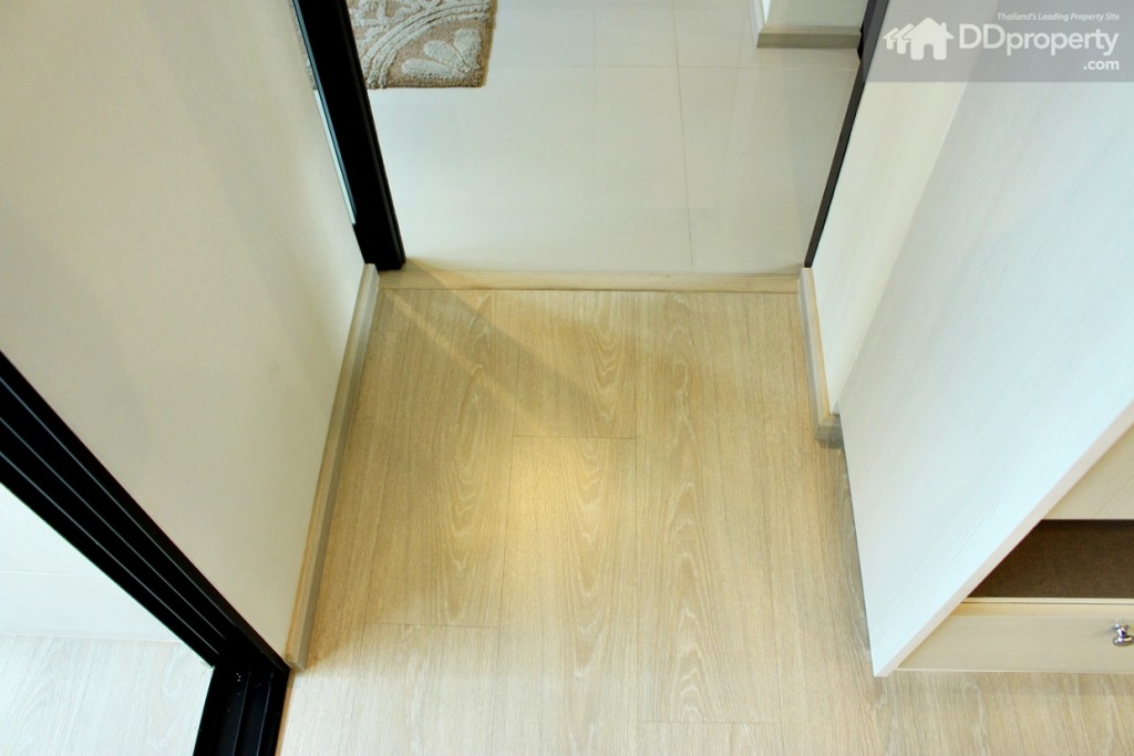 พื้นห้องปูด้วยเลมิเนตหนา 8 ม.ม.