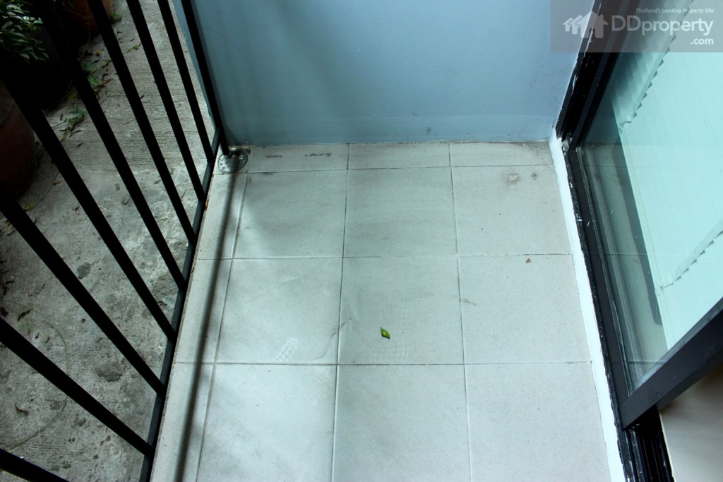 ระเบียงขนาด 1 x 1.7 เมตร พื้นกระเบื้อง