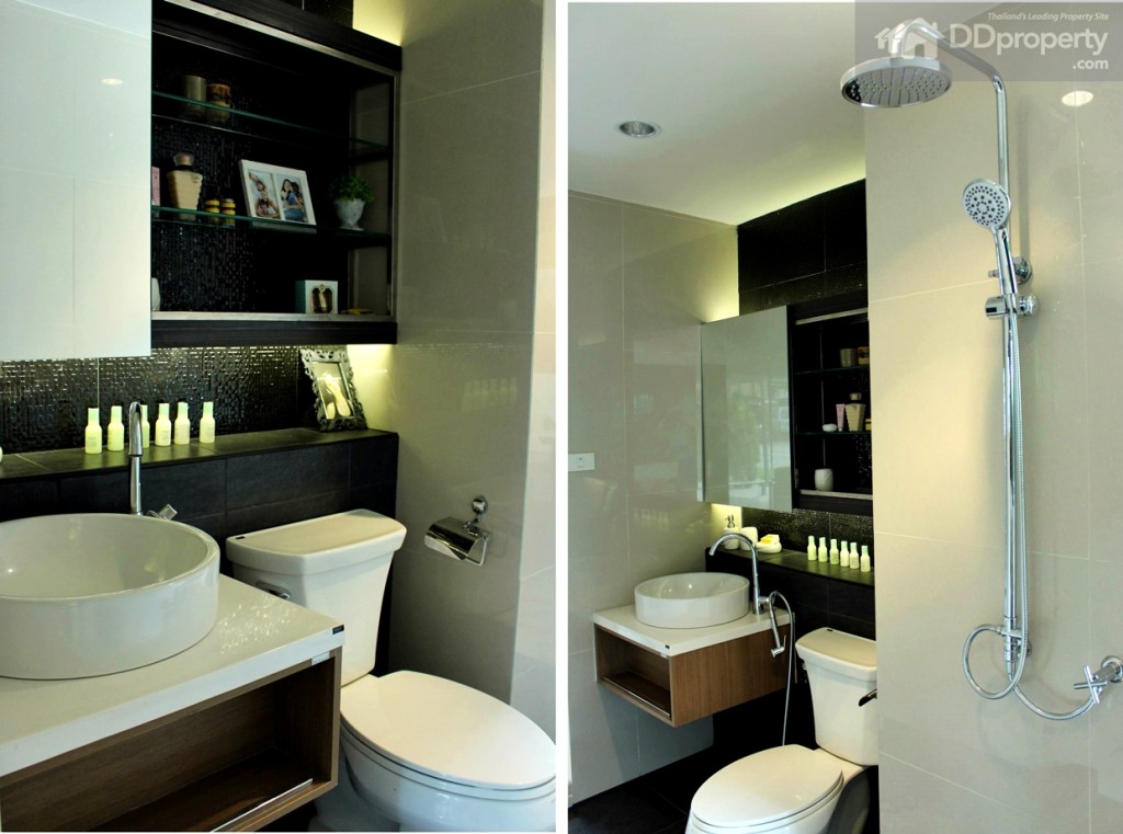 มุมมองภายในห้องน้ำเน้นสีดำตัดกับสุขภัณฑ์สีขาวให้อารมณ์ที่ดูสุขุมนุ่มลึก และเรียบหรู