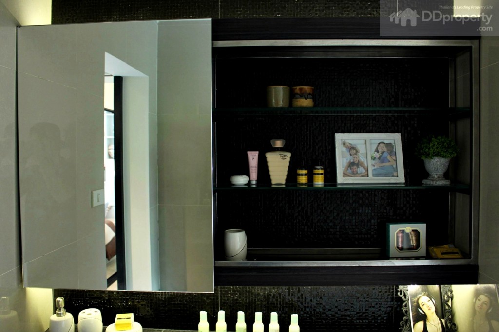 ด้านบนเป็นบิลท์อินตู้เก็บของผิวเป็นกระจก