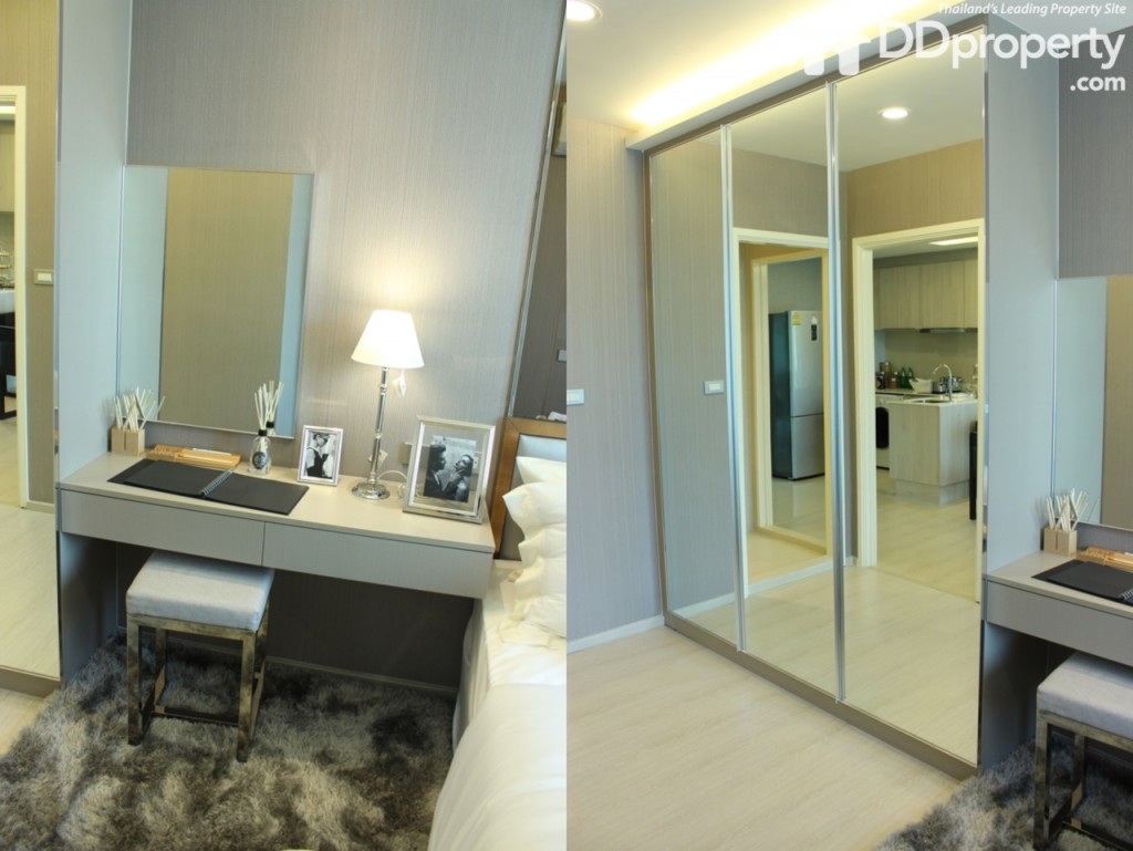 พื้นที่ใช้สอยข้างเตียงสามารถปรับเป็นโต๊ะเครื่องแป้งได้และมีพื้นที่พอสำหรับวางตู้เสื้อผ้า