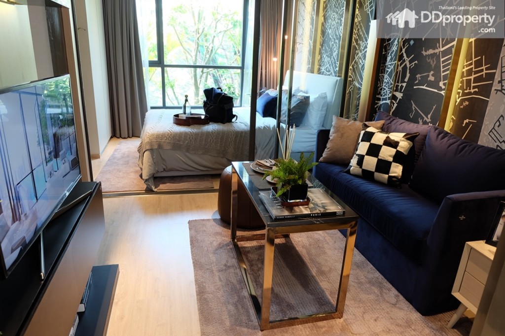 เมื่อเปิดประตูเข้ามาจะเจอโซน living room ฝั่งซ้ายเป็นห้องครัว และด้านในจะเป็นห้องนอน