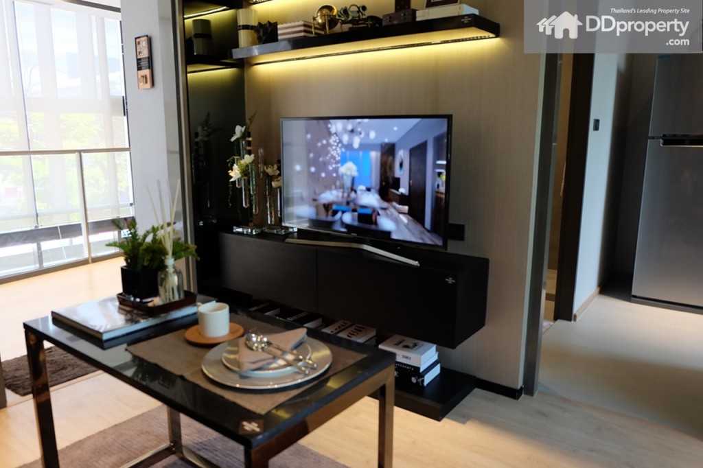 สามารถจัดวางโต๊ะกาแฟขนาดเล็กได้ไม่บดบังชั้นวางทีวี (ชั้นวางไม่แถม)