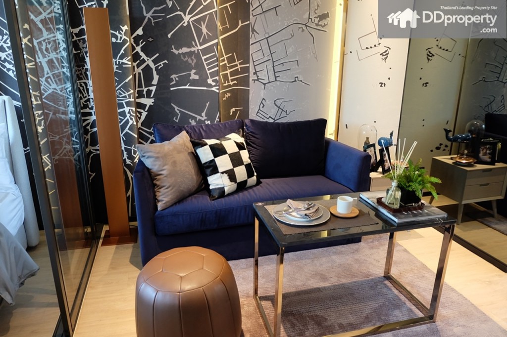 โซน living room สามารถจัดวางโซฟากว้างประมาณ 3 ฟุต จะทำให้เหลือพื้นที่เพิ่มขึ้น