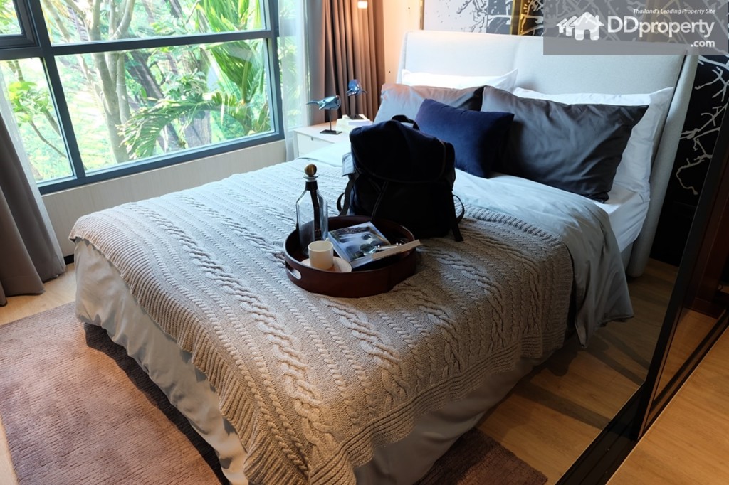 ห้องนอนสามารถจัดวางเตียงนอนขนาด 5 ฟุตได้จะทำให้เหลือพื้นที่ใช้สอยข้างเตียง