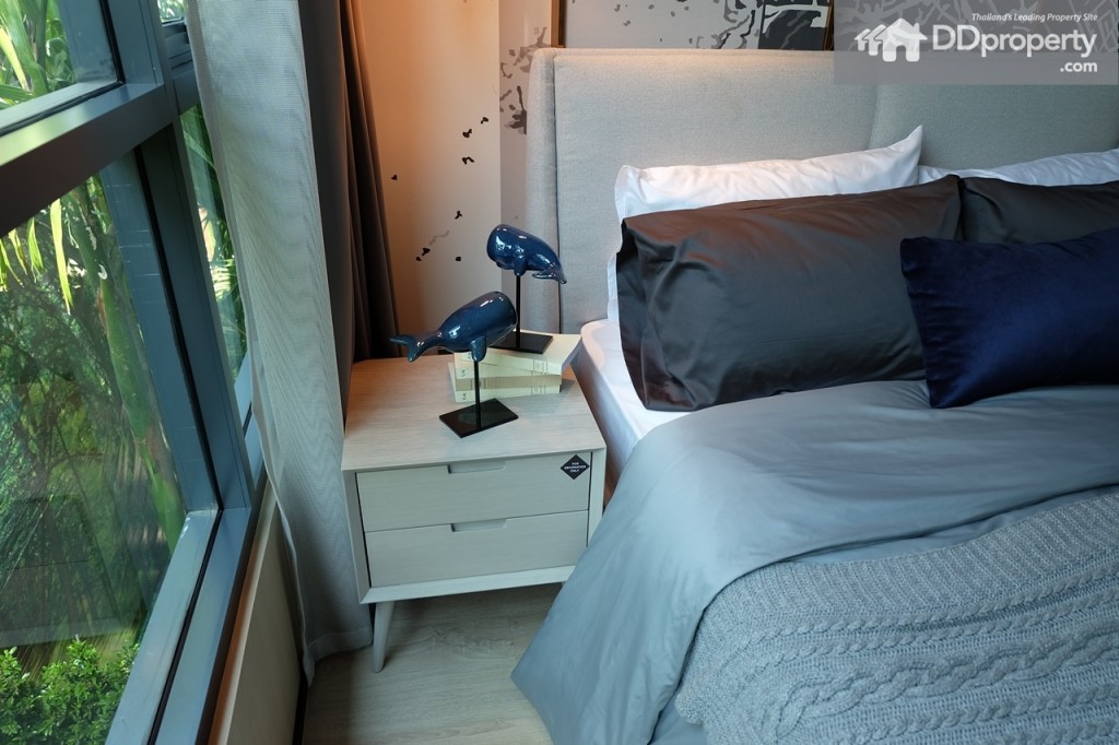 พื้นที่หัวเตียงสามารถจัดวางโต๊ะวางโคมไฟอ่านหนังสือได้ (โต๊ะไม่ได้แถม)