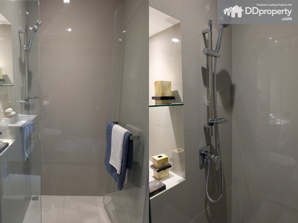 กระจกกั้นระหว่างโซนเปียกและแห้งติดตั้งให้ อุปกรณ์ shower แถมแบรนด์ Hogen เช่นเดียวกัน