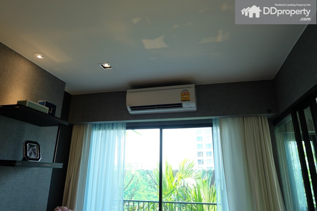 เครื่องปรับอากาศในโซน living room จะให้เป็นแบรนด์ Daikin ขนาด 10,000 BTU