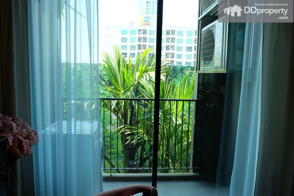 สำหรับระเบียงห้องนี้จะได้เป็นระเบียงขนาดความกว้างประมาณ 1.5 เมตร (เป็นตำแหน่งที่วาง compressor แอร์)