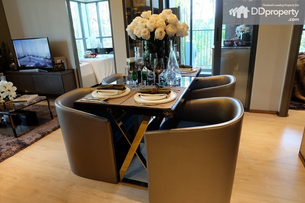 เมื่อเปิดประตูเข้ามาจะเป็น dining zone ซ้ายมือเป็น living zone ขวามือเป็น master bedroom และห้องน้ำ สองห้องมุมตรงข้างในจะเป็นส่วนของครัวและห้องนอนเล็ก