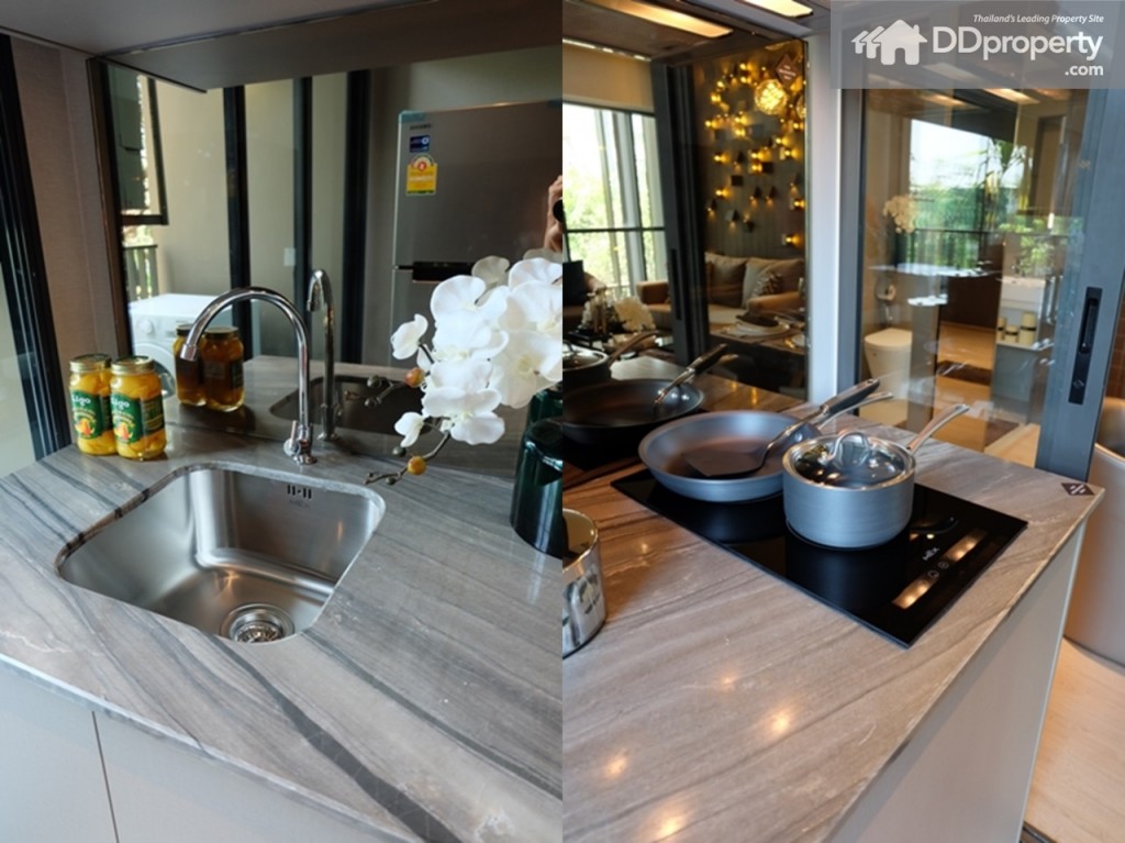 งานบิลท์อินหินอ่อนที่เห็นเป็นเพียงไอเดียการแต่งเท่านั้น ส่วนเตา, hood ดูดควัน และซิ้งค์ทางโครงการแถมให้เป็นแบรนด์ Mex