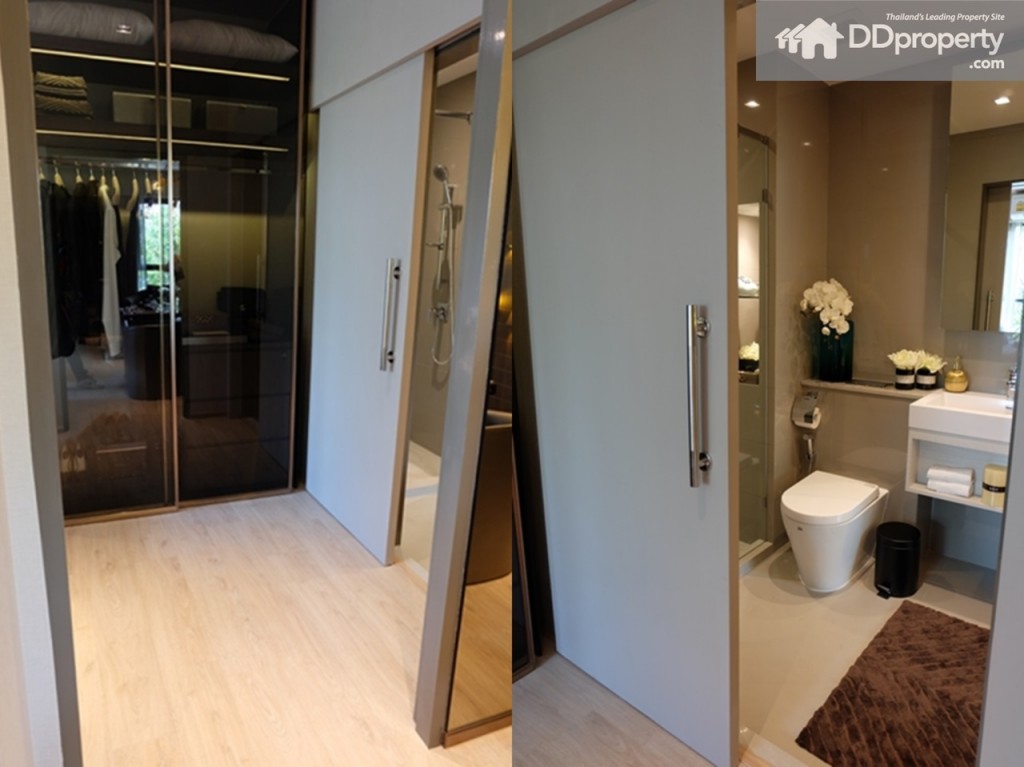 ริมฝั่งขวาของห้องจะเป็น master bedroom และห้องน้ำ