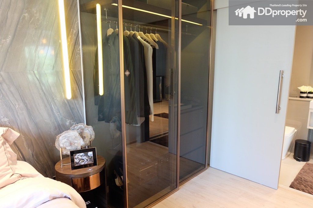 ตู้เสื้อผ้าข้างเตียงที่ให้จะเป็นตู้ไม้ไม่ใช่กระจก