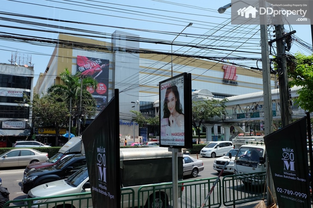 เมื่อลงมาจากทางออกที่ 3 เดินตรงมาสังเกตฝั่งตรงข้ามจะเป็นเดอะมอลล์ ท่าพระ