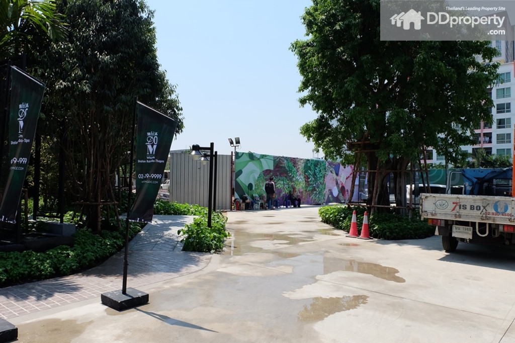 บริเวณที่ตั้งโครงการ มีการนำสังกะสีมากั้นล้อมเป็นสัดส่วน