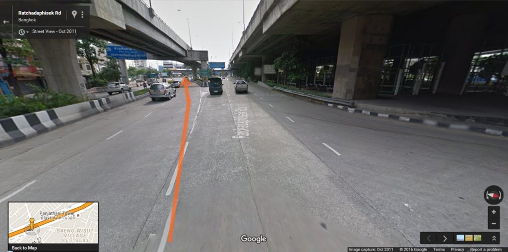 เมื่อข้ามแยกมาไม่ต้องขึ้นทางด่วนให้เลือกใช้ช่องตรงกลางเพื่อมุ่งหน้าไปยังถนนพระราม 3