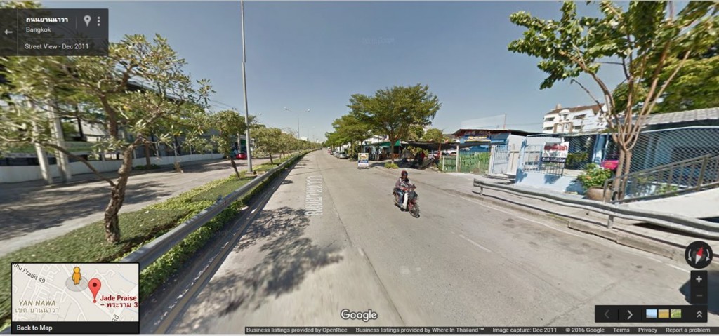 บริเวณรอบๆจะเป็นบ้านเรือนและร้านค้าริมทาง