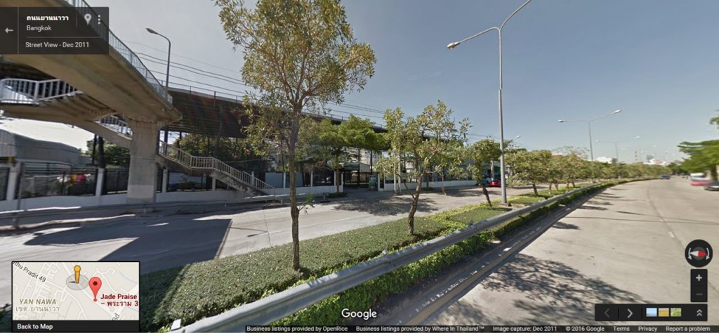 ฝั่งตรงข้ามเป็นสนามฟุตบอล ส่วนถนนยานนาวามีความกว้างถึง 6 เลน