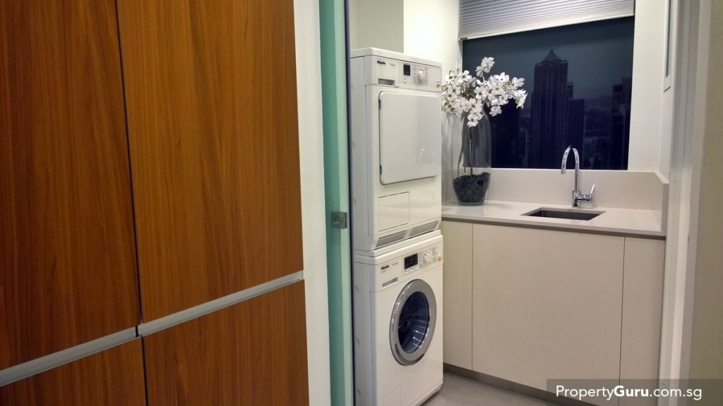 4BR yard with washer and dryer