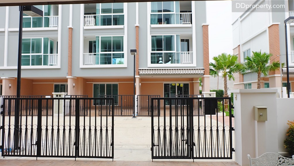 พื้นที่หน้าบ้านกว้าง 6.5 เมตร  สามารถจอดรถได้สองคัน/ สำหรับบ้านตัวอย่างที่เข้าไปจะเป็นแบบบ้านแปลงริม ซึ่งจะมีพื้นที่ข้างบ้านเพิ่มเข้ามา/ พื้นผิวลานจอดรถเป็นคอนกรีตแสตมป์