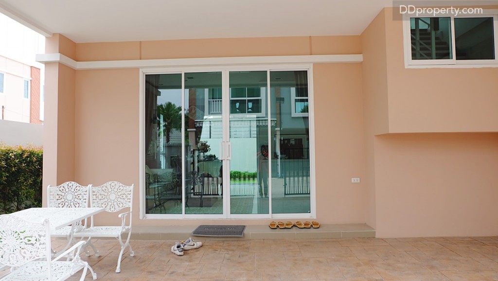 ประตูทางเข้าบ้านจะเป็นแบบบานเลื่อน