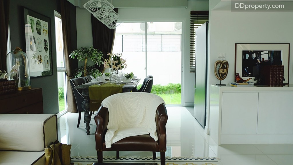 สำหรับพื้นที่ชั้นหนึ่งจะแบ่งออกเป็นหลายโซน ได้แก่  โซนนั่งเล่น, โซนรับประทานอาหาร, โซนครัว, ห้องน้ำ, และห้องเก็บของใต้บันได