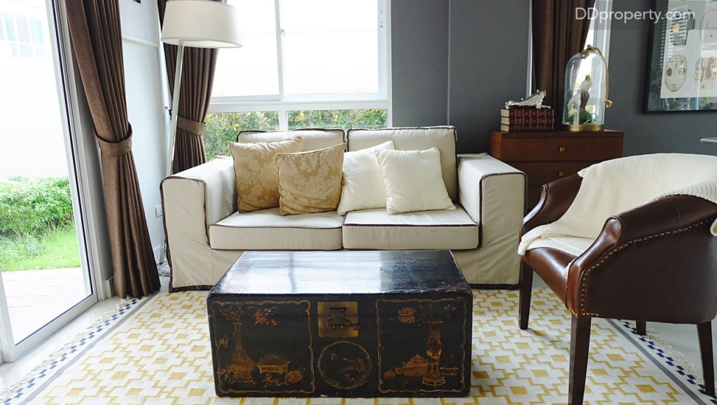 โซนห้องนั่งเล่น สามารถจัดวางโซฟาขนาด 3-4 ที่นั่งและโต๊ะรับแขกได้  สำหรับผนังจะเป็นแบบก่ออิฐมวลเบา ฉาบสีขาวเรียบ 