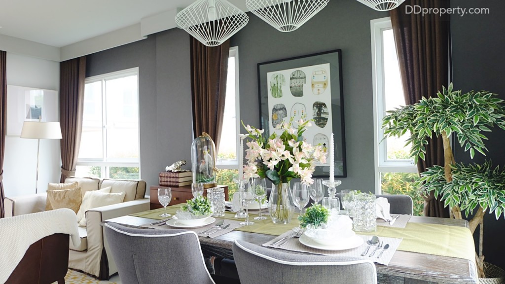 มุมรับประทานอาหารอยู่ถัดจากโซนห้องนั่งเล่น 