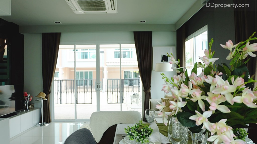 พื้นชั้นล่างปูด้วยกระเบื้องเซรามิกสีขาวขนาด 60x60 ซม.