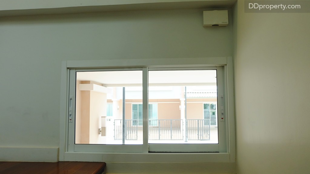 จุดทางขึ้นชั้น 2 จะมีหน้าต่างบานเลื่อนเล็กๆ สำหรับให้แสงเข้าเพิ่มความสว่างได้ 