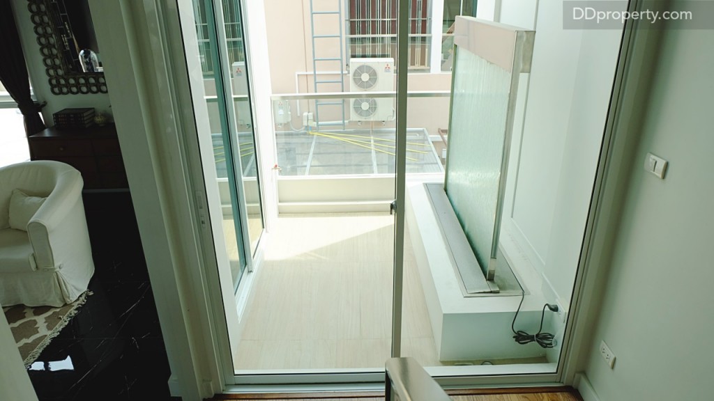 เมื่อขึ้นมาจะพบกับประตูบานเลื่อนที่เปิดไปยังระเบียงขนาด 1x1 เมตร