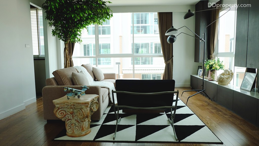 สามารถสัมผัสได้ถึงความโปร่งของชั้นเนื่องจากหน้าต่างขนาดใหญ่ดึงแสงเข้ามาช่วยให้ห้อดูสว่างในตอนกลางวัน (หน้าต่างเป็นแบบฟิกซ์)