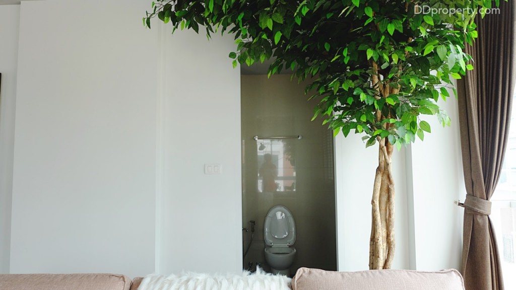 ห้องน้ำบนชั้น 2 จะอยู่ริมซ้ายของห้องนั่งเล่น 