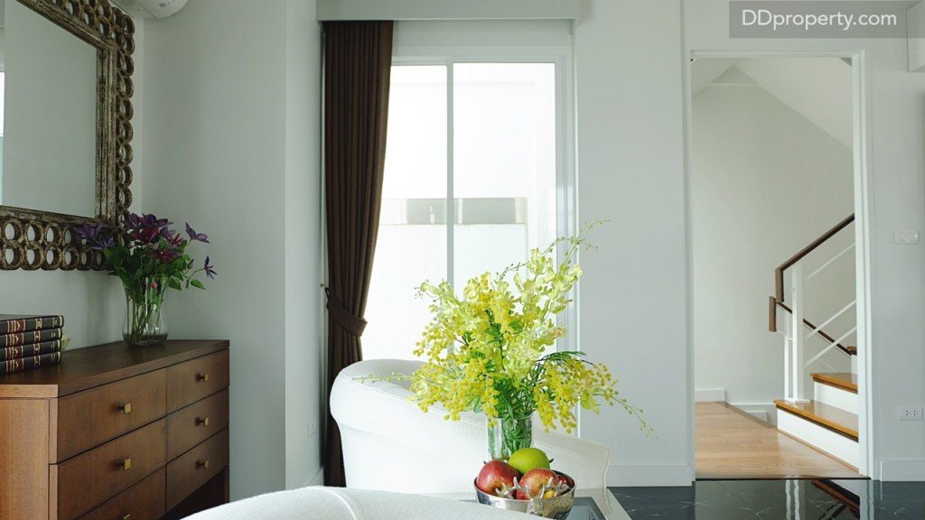 ประตูฝั่งห้องนั่งเล่นสามารถเปิดออกไปยังระเบียงของชั้นได้