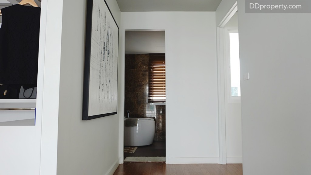 ห้องน้ำในห้อง Grand Master Bedroom จะอยู่ริมขวาของประตู