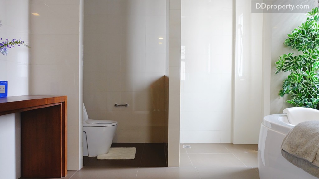 ห้องน้ำแยกจุดทำธุระและจุดอาบน้ำเป็นสัดส่วน  สามารถรองรับการใช้งานพร้อมกันของคู่รักได้