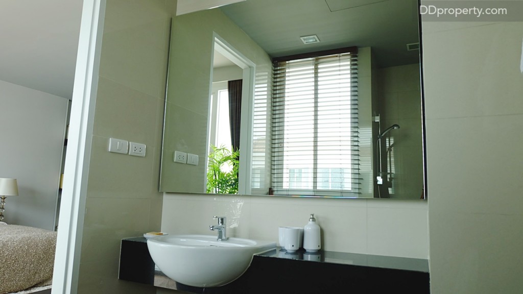 สุขภัณฑ์อ่างล้างหน้าเป็นแบรนด์ American Standard ที่มาพร้อมกับงานบิลท์อินและกระจกเงา