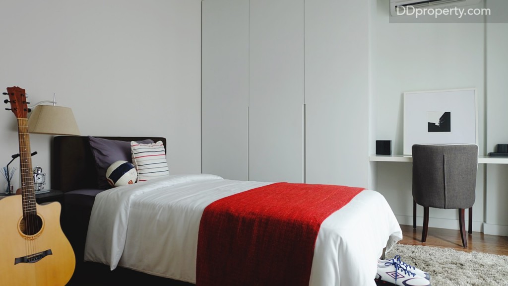 เมื่อวางเตียงขนาด 3 ฟุต ทำให้มีพื้นที่เหลือสามารถจัดวางเป็นโต๊ะ study และตู้เสื้อผ้าได้ (เป็นเพียงไอเดียสำหรับบ้านตัวอย่าง บ้านจริงจะเป็นห้องเปล่า ผนังก่อด้วยอิฐมวลเบา)