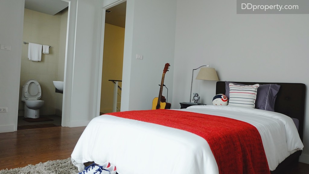 ห้องนอนเล็กทางฝั่งขวาของชั้น 4 จะมีขนาด 4x3 เมตรเหมาะสำหรับวางเตียงขนาด 3 ฟุต เพื่อพื้นที่ใช้สอยที่ลงตัว/พื้นห้องปูด้วย engineered wood