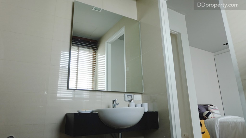 ห้องน้ำในห้องนอนเล็กนี้มาพร้อมกับอ่างล้างหน้าแบรนด์ American Standard, งานบิลท์อินและกระจกเงา  