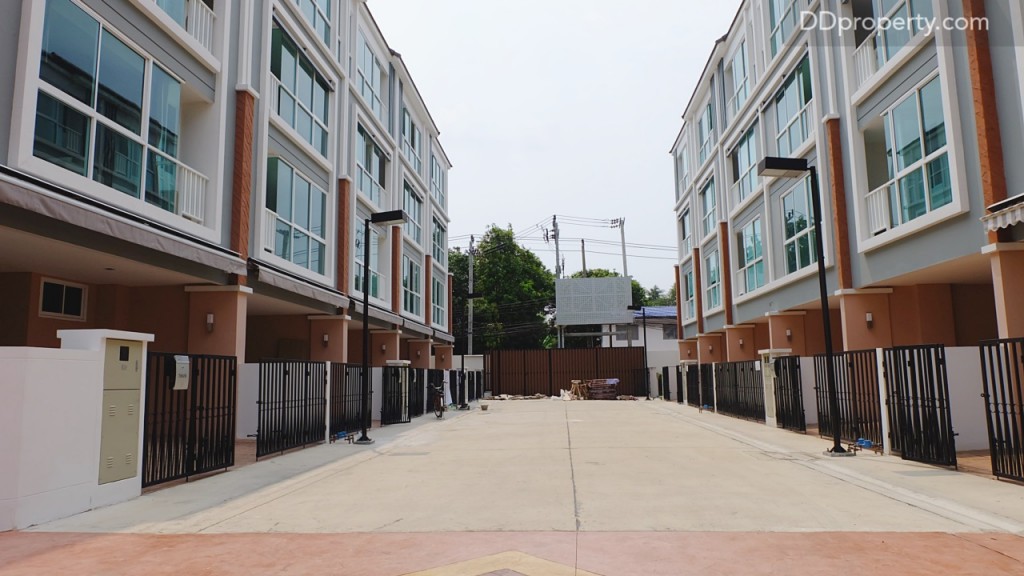 พื้นที่ถนนซอยย่อยภายในหมู่บ้านมีหน้ากว้าง 8 เมตร ซึ่งแขกสามารถจอดรถบริเวณหน้าบ้านได้