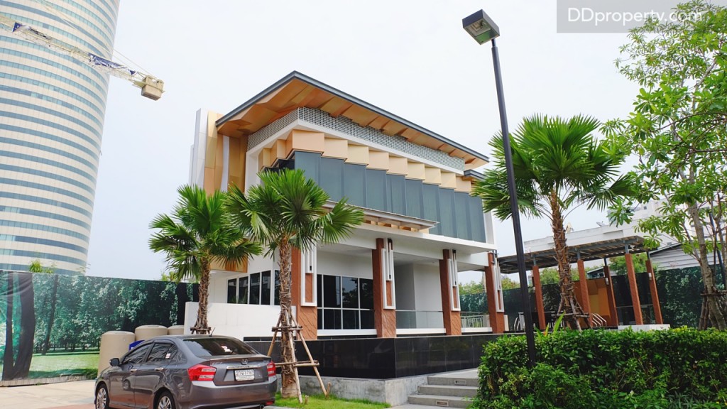 หน้าอาคารสำนักงานขายเป็นสระว่ายน้ำขนาด 10x3 เมตร โดย ในอนาคตจะมีการกั้นเป็นสัดส่วนเพื่อเพิ่มความเป็นส่วนตัวยิ่งขึ้น