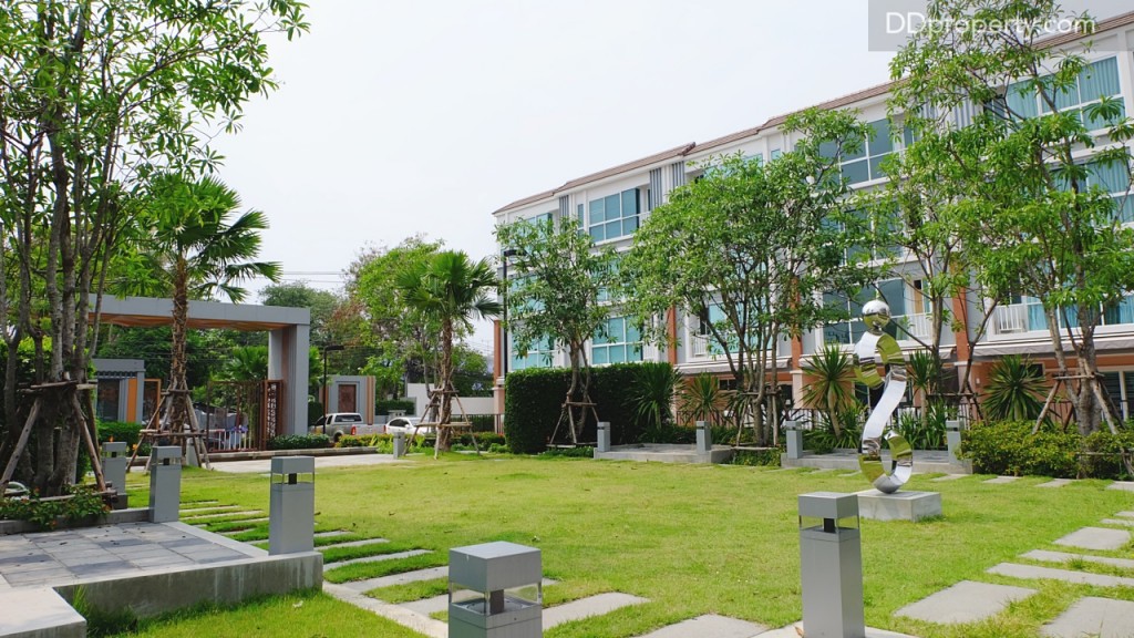 บริเวณสวนหย่อมของโครงการด้านหน้า